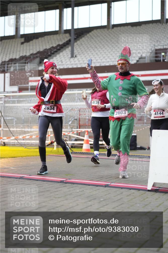 07.12.2025 - St. Pauli X-Mass-Run No. 15 Patografie http://msf.ph/oto/9383030 07.12.2025 10:23:43 Ziel 1104, 2603, 2634, 3539, 3644, 3649, 3887, 3890, 4043, 4139, 4144, 4377, 4378 meine-sportfotos.de