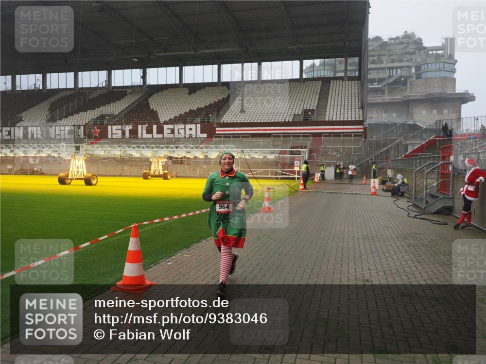 07.12.2025 - St. Pauli X-Mass-Run No. 15 Fabian Wolf http://msf.ph/oto/9383046 07.12.2025 10:10:35 Ziel 550, 964, 1571, 2083, 2087 meine-sportfotos.de
