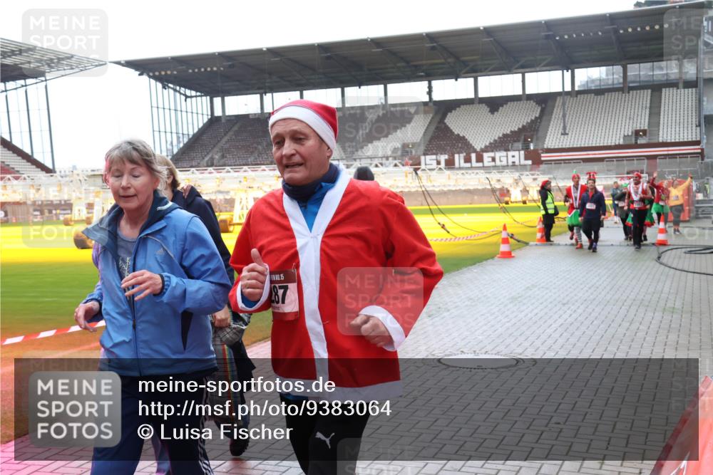 07.12.2025 - St. Pauli X-Mass-Run No. 15 Luisa Fischer http://msf.ph/oto/9383064 07.12.2025 10:51:42 Ziel 15, 87, 249, 381, 769, 1047, 1093, 1691, 2642, 2643, 2674, 2737, 2738, 2959, 3199, 3342, 4535, 4881 meine-sportfotos.de