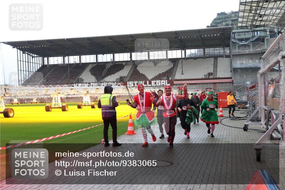 07.12.2025 - St. Pauli X-Mass-Run No. 15 Luisa Fischer http://msf.ph/oto/9383065 07.12.2025 10:51:48 Ziel 4881, 1093, 3342, 249, 275, 769, 1047, 1093, 1691, 2103, 2105, 2327, 2332, 2553, 2642, 2643, 2674, 2959, 3199, 3342, 4862 meine-sportfotos.de