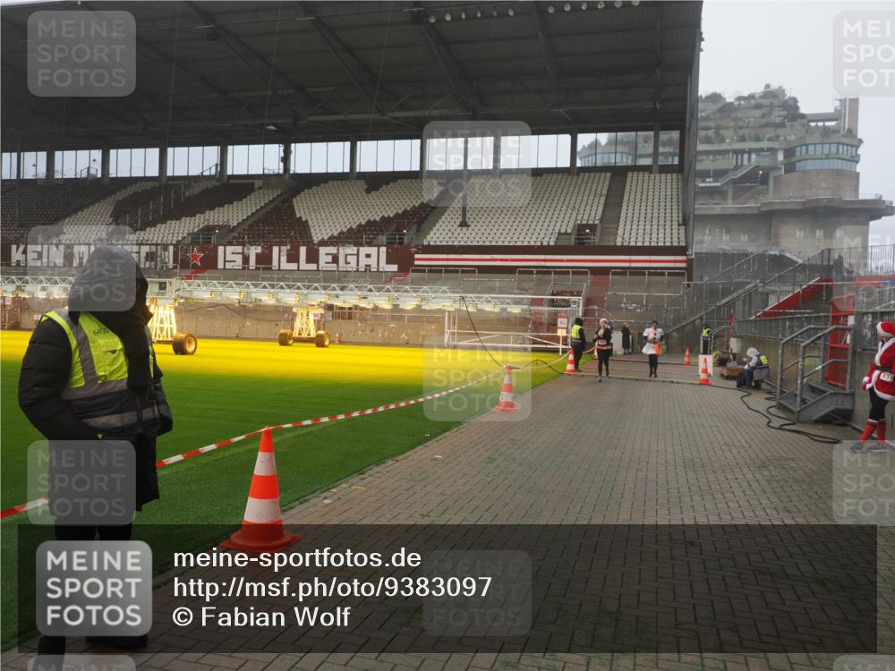07.12.2025 - St. Pauli X-Mass-Run No. 15 Fabian Wolf http://msf.ph/oto/9383097 07.12.2025 10:10:40 Ziel 550, 964, 1571, 1768, 4885 meine-sportfotos.de