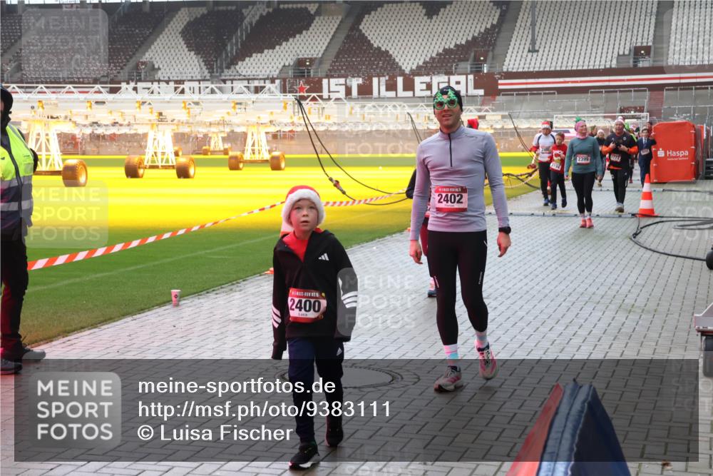 07.12.2025 - St. Pauli X-Mass-Run No. 15 Luisa Fischer http://msf.ph/oto/9383111 07.12.2025 11:25:06 Ziel 15, 2400, 2402, 2399, 672, 705, 1320, 1346, 1384, 1427, 1752, 1773, 2386, 2388, 2399, 2400, 2402, 2447, 2448, 2480, 2605, 2606, 2852, 2859, 2869, 2875, 2881, 3092, 3193, 3194, 3195, 3306, 3314, 4632 meine-sportfotos.de