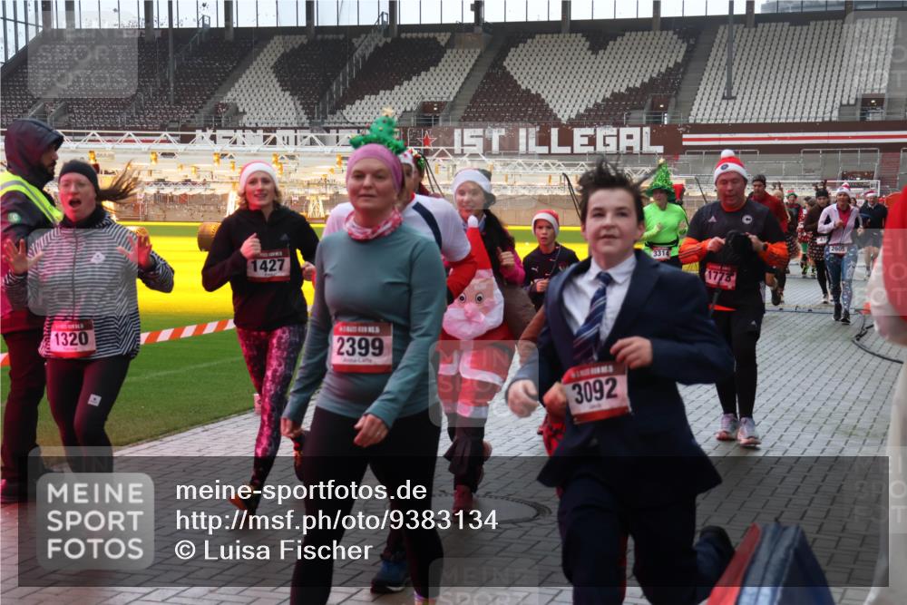 07.12.2025 - St. Pauli X-Mass-Run No. 15 Luisa Fischer http://msf.ph/oto/9383134 07.12.2025 11:25:18 Ziel 1320, 1427, 2399, 3092, 3314, 1773, 2605, 470, 473, 705, 1320, 1346, 1384, 1427, 1527, 1544, 1752, 1773, 1855, 1858, 1961, 2151, 2193, 2399, 2400, 2402, 2447, 2448, 2480, 2852, 2859, 2869, 2981, 2990, 3092, 3126, 3193, 3194, 3195, 3306, 3314, 4632, 5003 meine-sportfotos.de