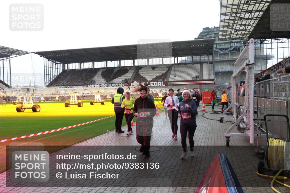 07.12.2025 - St. Pauli X-Mass-Run No. 15 Luisa Fischer http://msf.ph/oto/9383136 07.12.2025 10:52:06 Ziel 2642, 3199, 26, 2959, 275, 328, 1047, 1093, 1964, 1982, 1984, 2103, 2105, 2165, 2287, 2289, 2327, 2332, 2553, 2593, 2607, 2642, 2643, 2674, 2836, 2837, 2959, 3199, 3223, 3228, 3342, 4550, 4862 meine-sportfotos.de