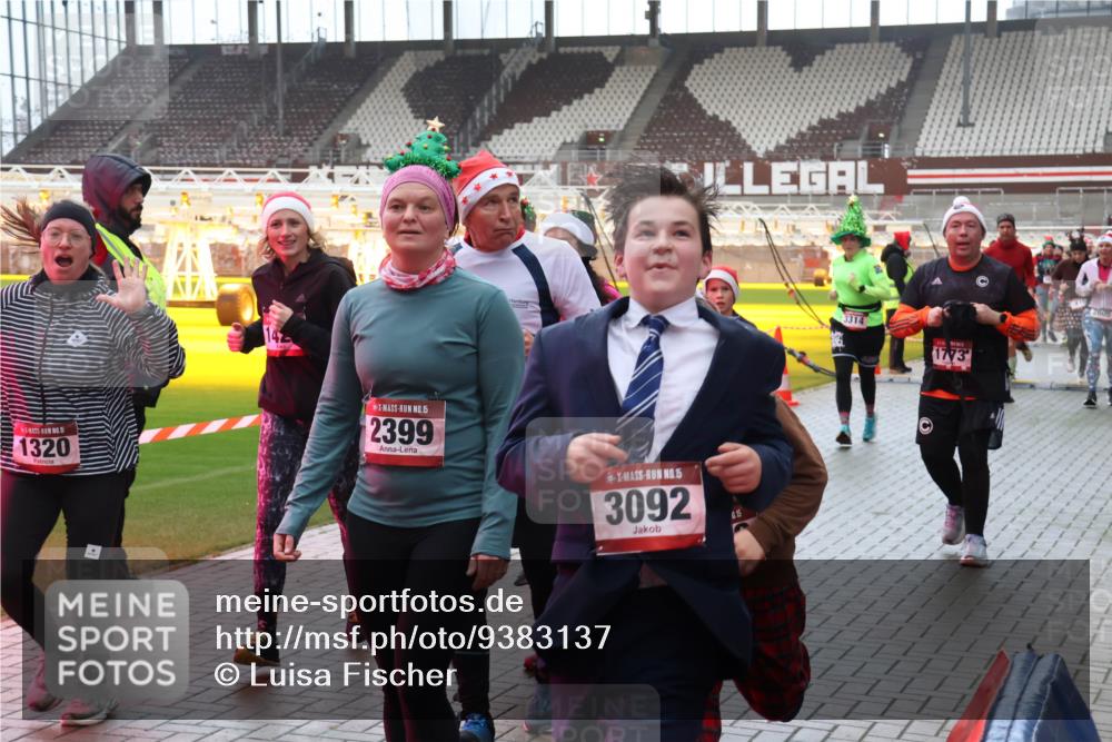 07.12.2025 - St. Pauli X-Mass-Run No. 15 Luisa Fischer http://msf.ph/oto/9383137 07.12.2025 11:25:18 Ziel 15, 1320, 15, 2399, 15, 3092, 0, 15, 3314, 1773, 470, 473, 705, 1320, 1346, 1384, 1427, 1527, 1544, 1752, 1773, 1855, 1858, 1961, 2151, 2193, 2399, 2400, 2402, 2447, 2448, 2480, 2852, 2859, 2869, 2981, 2990, 3092, 3126, 3193, 3194, 3195, 3306, 3314, 4632, 5003 meine-sportfotos.de