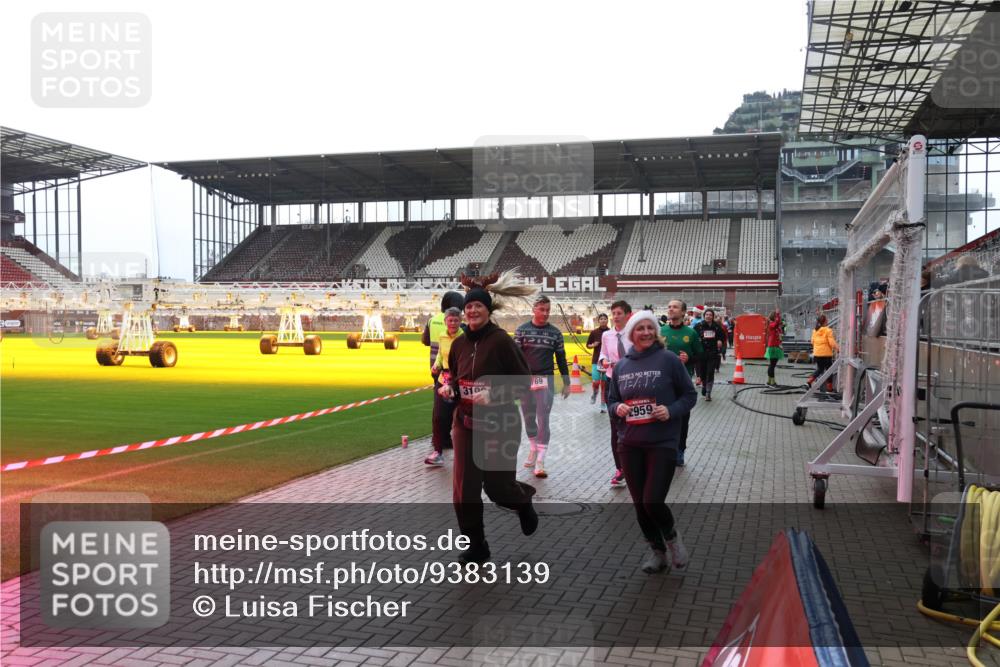 07.12.2025 - St. Pauli X-Mass-Run No. 15 Luisa Fischer http://msf.ph/oto/9383139 07.12.2025 10:52:06 Ziel 769, 310, 2959, 2327, 275, 328, 1047, 1093, 1964, 1982, 1984, 2103, 2105, 2165, 2287, 2289, 2327, 2332, 2553, 2593, 2607, 2642, 2643, 2674, 2836, 2837, 2959, 3199, 3223, 3228, 3342, 4550, 4862 meine-sportfotos.de