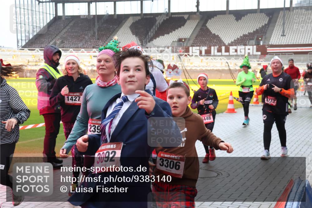 07.12.2025 - St. Pauli X-Mass-Run No. 15 Luisa Fischer http://msf.ph/oto/9383140 07.12.2025 11:25:18 Ziel 1427, 239, 15, 3092, 15, 3306, 448, 773, 470, 473, 705, 1320, 1346, 1384, 1427, 1527, 1544, 1752, 1773, 1855, 1858, 1961, 2151, 2193, 2399, 2400, 2402, 2447, 2448, 2480, 2852, 2859, 2869, 2981, 2990, 3092, 3126, 3193, 3194, 3195, 3306, 3314, 4632, 5003 meine-sportfotos.de