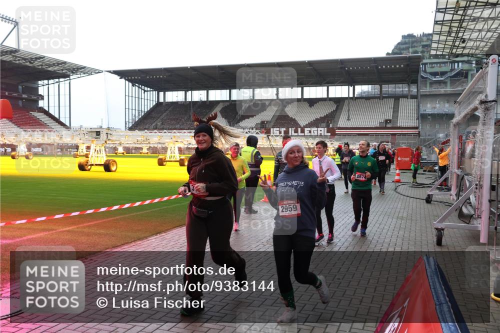 07.12.2025 - St. Pauli X-Mass-Run No. 15 Luisa Fischer http://msf.ph/oto/9383144 07.12.2025 10:52:07 Ziel 2674, 2959, 275, 328, 1047, 1093, 1964, 1982, 1984, 2103, 2105, 2165, 2287, 2289, 2327, 2332, 2553, 2593, 2607, 2642, 2643, 2674, 2836, 2837, 2959, 3199, 3223, 3228, 4550, 4862 meine-sportfotos.de