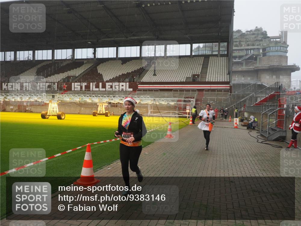 07.12.2025 - St. Pauli X-Mass-Run No. 15 Fabian Wolf http://msf.ph/oto/9383146 07.12.2025 10:10:46 Ziel 964, 1768, 4885 meine-sportfotos.de