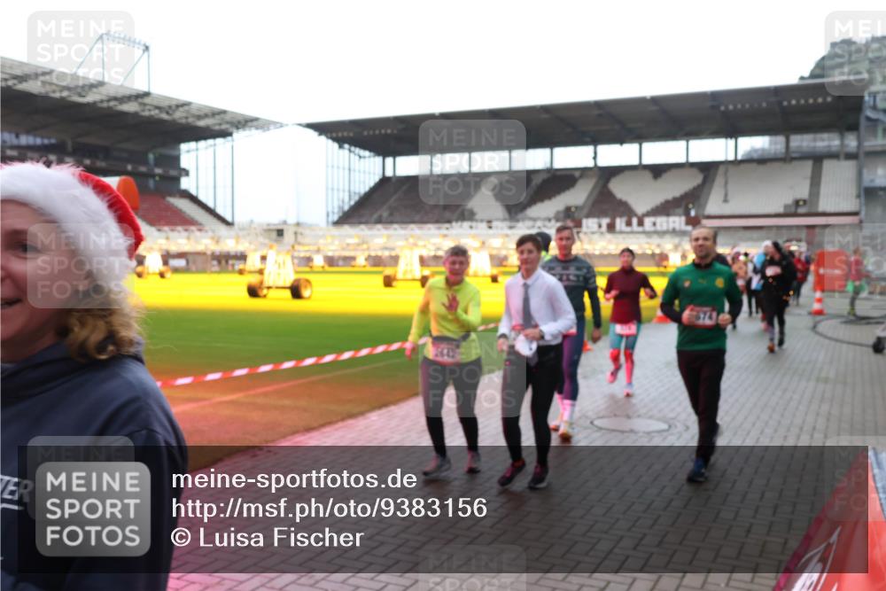 07.12.2025 - St. Pauli X-Mass-Run No. 15 Luisa Fischer http://msf.ph/oto/9383156 07.12.2025 10:52:08 Ziel 275, 328, 1047, 1964, 1982, 1984, 2103, 2105, 2165, 2287, 2289, 2327, 2332, 2553, 2593, 2607, 2642, 2643, 2674, 2836, 2837, 2959, 3199, 3223, 3228, 4550, 4862 meine-sportfotos.de