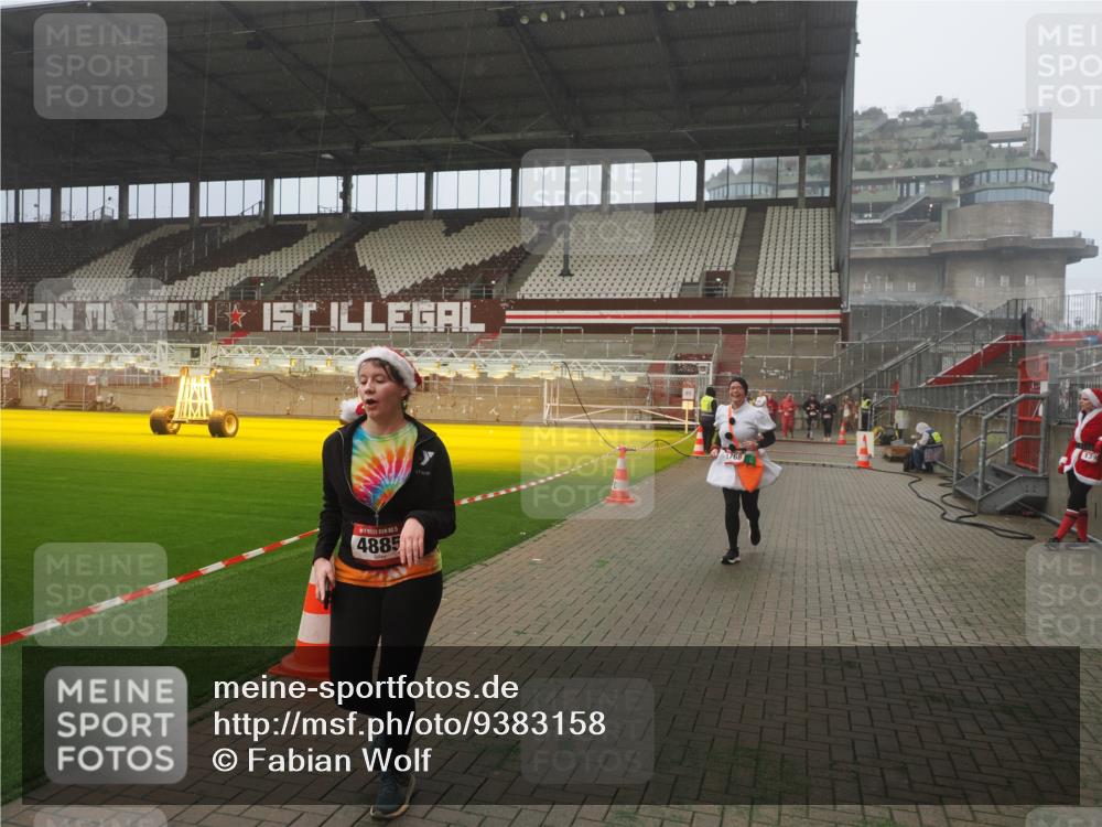 07.12.2025 - St. Pauli X-Mass-Run No. 15 Fabian Wolf http://msf.ph/oto/9383158 07.12.2025 10:10:46 Ziel 964, 1768, 4885 meine-sportfotos.de