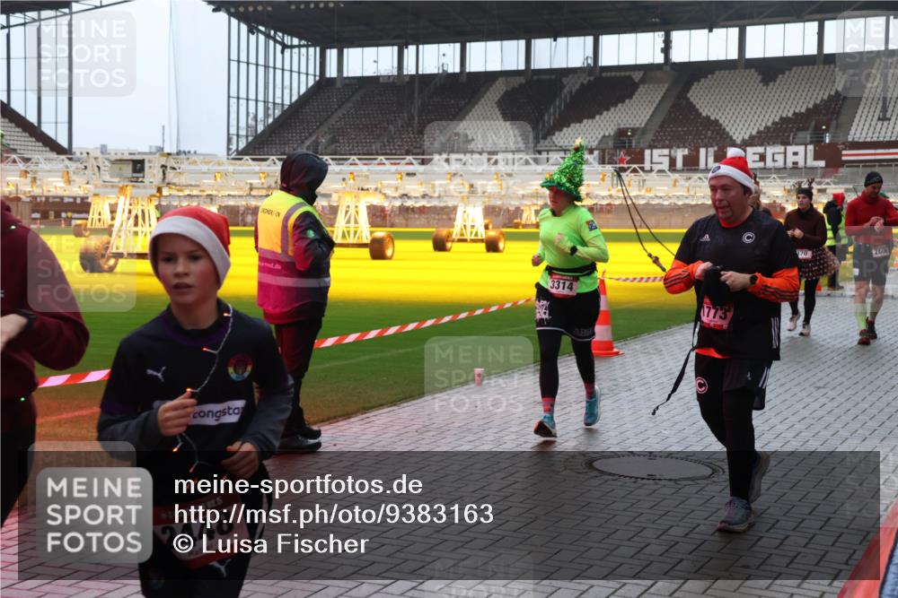 07.12.2025 - St. Pauli X-Mass-Run No. 15 Luisa Fischer http://msf.ph/oto/9383163 07.12.2025 11:25:21 Ziel 15, 2448, 3314, 773, 370, 2606, 470, 473, 705, 1320, 1346, 1384, 1427, 1527, 1544, 1752, 1855, 1858, 1961, 2151, 2193, 2244, 2400, 2447, 2448, 2480, 2852, 2859, 2869, 2981, 2990, 3092, 3126, 3193, 3194, 3195, 3306, 3314, 4632, 5003 meine-sportfotos.de