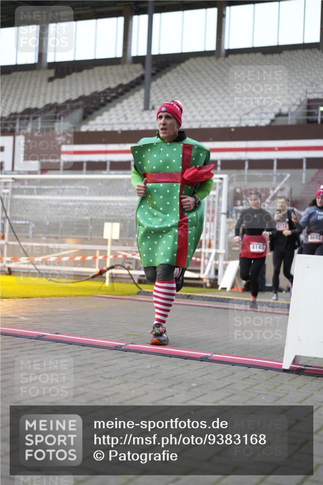 07.12.2025 - St. Pauli X-Mass-Run No. 15 Patografie http://msf.ph/oto/9383168 07.12.2025 10:24:11 Ziel 712, 897, 4040, 4122, 4140, 4689, 4692, 4694 meine-sportfotos.de