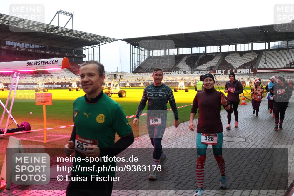 07.12.2025 - St. Pauli X-Mass-Run No. 15 Luisa Fischer http://msf.ph/oto/9383176 07.12.2025 10:52:11 Ziel 267, 769, 5, 328, 2332, 2105, 2327, 275, 328, 1047, 1964, 1982, 1984, 2103, 2105, 2165, 2287, 2289, 2327, 2332, 2553, 2592, 2593, 2607, 2642, 2643, 2661, 2674, 2836, 2837, 2959, 3223, 3228, 4550, 4862 meine-sportfotos.de