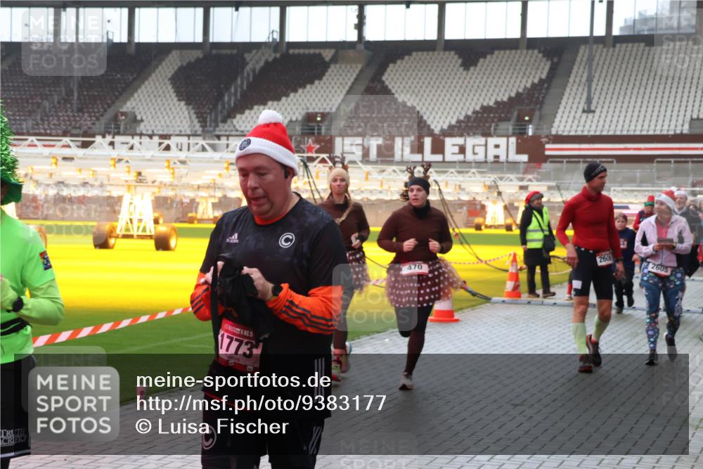 07.12.2025 - St. Pauli X-Mass-Run No. 15 Luisa Fischer http://msf.ph/oto/9383177 07.12.2025 11:25:22 Ziel 1773, 470, 260, 2605, 470, 473, 705, 1320, 1346, 1384, 1427, 1527, 1544, 1752, 1855, 1858, 1961, 2151, 2193, 2244, 2447, 2448, 2480, 2852, 2859, 2869, 2981, 2990, 3092, 3126, 3193, 3194, 3195, 3306, 3314, 4632, 5003 meine-sportfotos.de