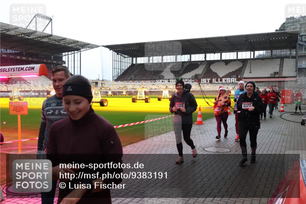07.12.2025 - St. Pauli X-Mass-Run No. 15 Luisa Fischer http://msf.ph/oto/9383191 07.12.2025 10:52:12 Ziel 5, 2332, 2105, 2327, 1228, 275, 328, 1047, 1964, 1982, 1984, 2103, 2105, 2165, 2287, 2289, 2327, 2332, 2553, 2592, 2593, 2607, 2642, 2643, 2661, 2674, 2836, 2837, 2959, 3223, 3228, 4550, 4862, 4879 meine-sportfotos.de