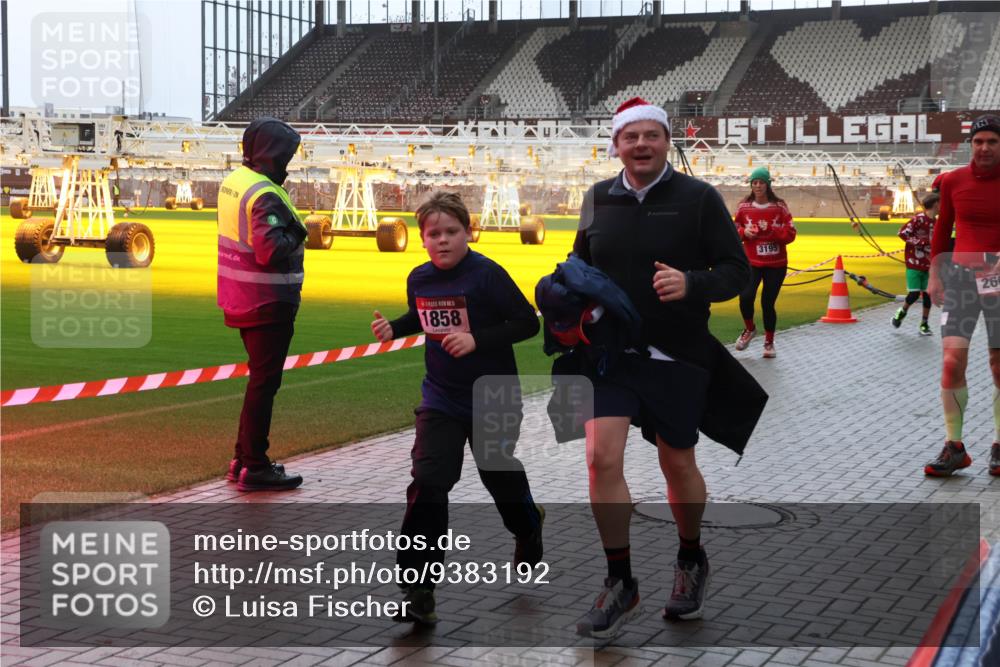 07.12.2025 - St. Pauli X-Mass-Run No. 15 Luisa Fischer http://msf.ph/oto/9383192 07.12.2025 11:25:29 Ziel 1858, 3195, 26, 470, 473, 705, 1320, 1346, 1384, 1427, 1527, 1544, 1752, 1855, 1858, 1961, 2151, 2193, 2244, 2447, 2448, 2480, 2852, 2859, 2869, 2981, 2990, 3126, 3193, 3194, 3195, 3306, 3314, 4101, 4632, 5003 meine-sportfotos.de