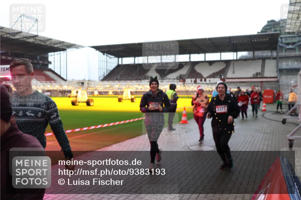 07.12.2025 - St. Pauli X-Mass-Run No. 15 Luisa Fischer http://msf.ph/oto/9383193 07.12.2025 10:52:13 Ziel 2327, 275, 328, 1047, 1964, 1982, 1984, 2103, 2105, 2165, 2287, 2289, 2327, 2332, 2553, 2592, 2593, 2607, 2642, 2643, 2661, 2674, 2836, 2837, 2959, 3223, 3228, 4550, 4862, 4865, 4879, 4880 meine-sportfotos.de