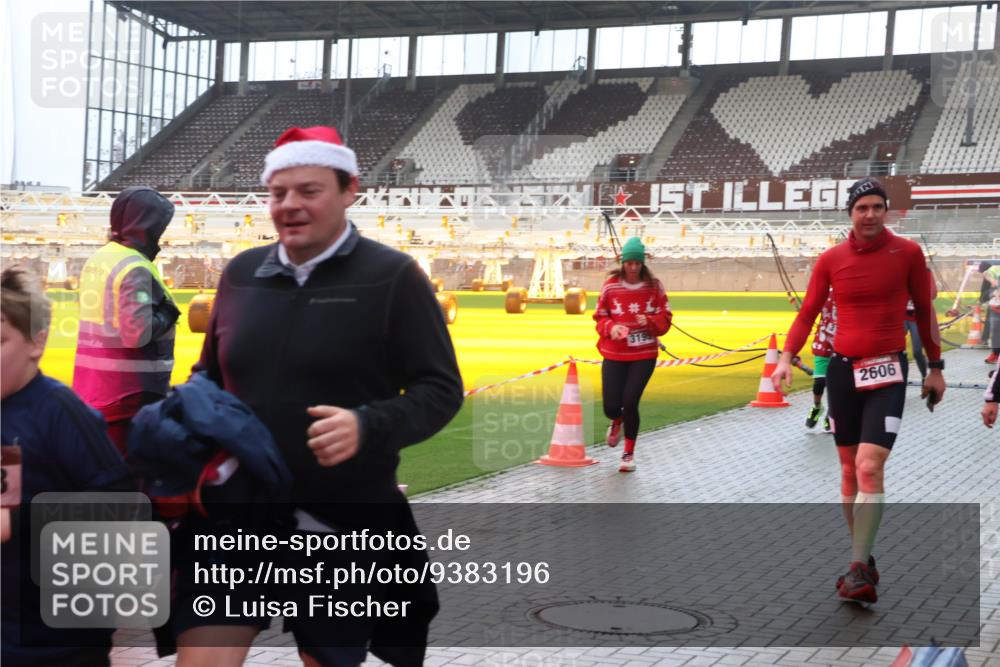 07.12.2025 - St. Pauli X-Mass-Run No. 15 Luisa Fischer http://msf.ph/oto/9383196 07.12.2025 11:25:29 Ziel 319, 2606, 470, 473, 705, 1320, 1346, 1384, 1427, 1527, 1544, 1752, 1855, 1858, 1961, 2151, 2193, 2244, 2447, 2448, 2480, 2852, 2859, 2869, 2981, 2990, 3126, 3193, 3194, 3195, 3306, 3314, 4101, 4632, 5003 meine-sportfotos.de