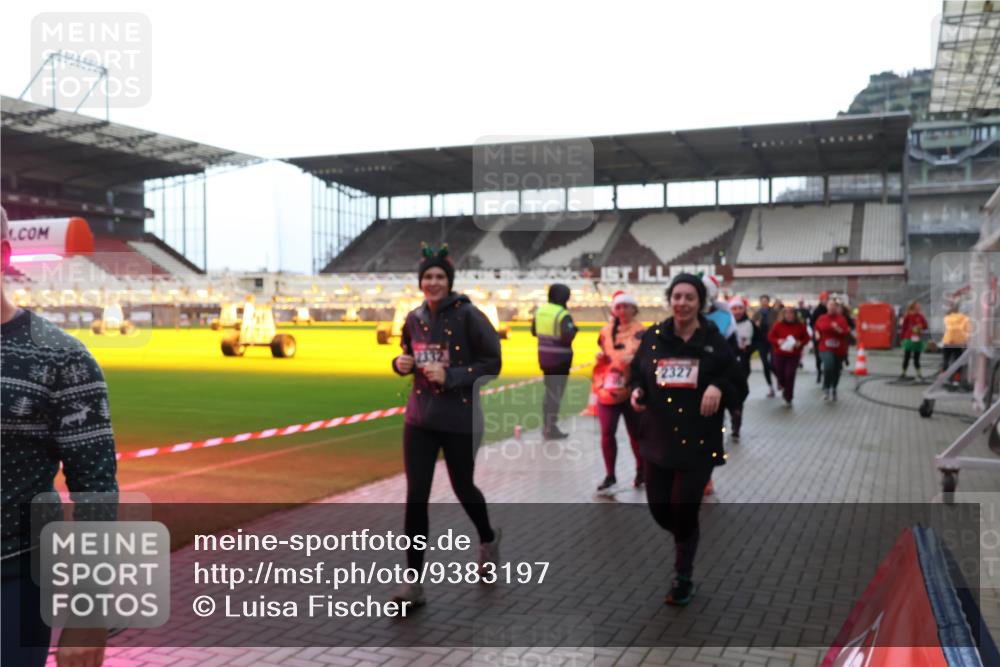 07.12.2025 - St. Pauli X-Mass-Run No. 15 Luisa Fischer http://msf.ph/oto/9383197 07.12.2025 10:52:13 Ziel 2327, 275, 328, 1047, 1964, 1982, 1984, 2103, 2105, 2165, 2287, 2289, 2327, 2332, 2553, 2592, 2593, 2607, 2642, 2643, 2661, 2674, 2836, 2837, 2959, 3223, 3228, 4550, 4862, 4865, 4879, 4880 meine-sportfotos.de