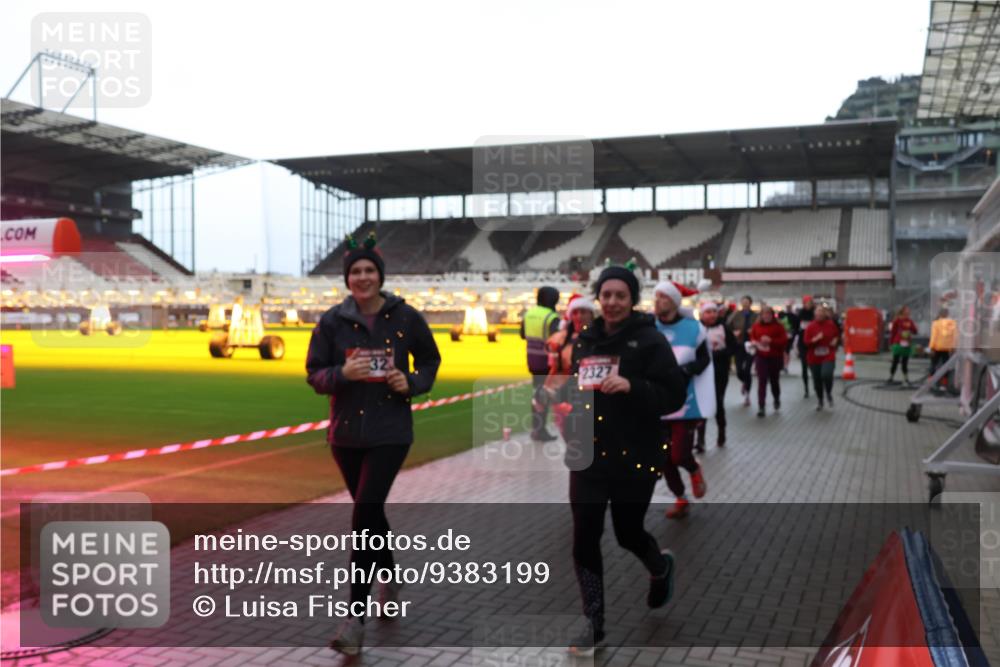07.12.2025 - St. Pauli X-Mass-Run No. 15 Luisa Fischer http://msf.ph/oto/9383199 07.12.2025 10:52:13 Ziel 2327, 275, 328, 1047, 1964, 1982, 1984, 2103, 2105, 2165, 2287, 2289, 2327, 2332, 2553, 2592, 2593, 2607, 2642, 2643, 2661, 2674, 2836, 2837, 2959, 3223, 3228, 4550, 4862, 4865, 4879, 4880 meine-sportfotos.de