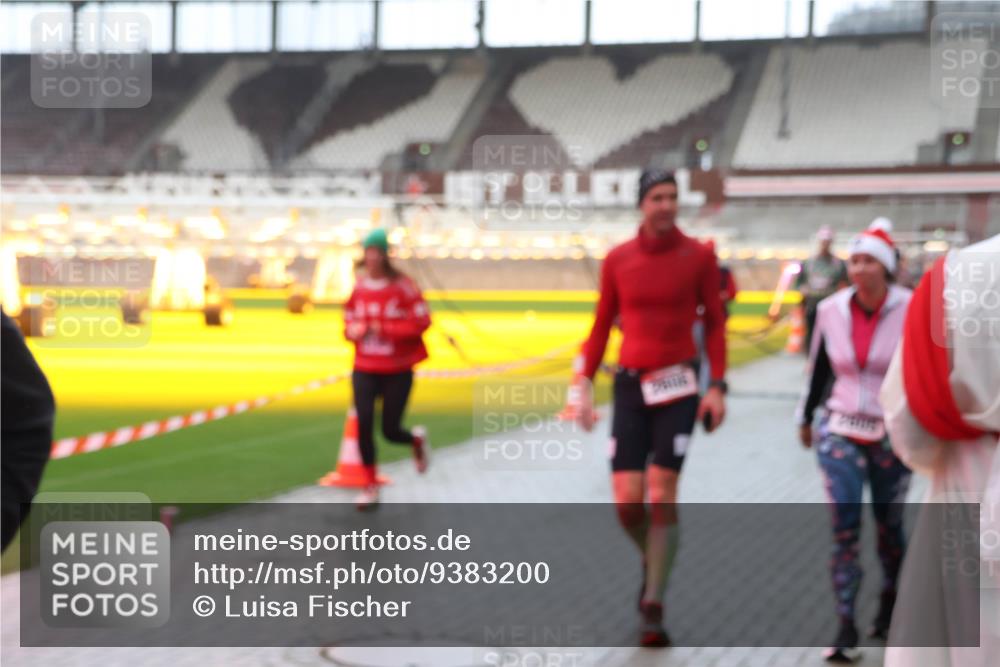 07.12.2025 - St. Pauli X-Mass-Run No. 15 Luisa Fischer http://msf.ph/oto/9383200 07.12.2025 11:25:30 Ziel 470, 473, 705, 1320, 1346, 1384, 1427, 1527, 1544, 1752, 1855, 1858, 1961, 2151, 2193, 2244, 2447, 2448, 2480, 2859, 2869, 2981, 2990, 3126, 3193, 3194, 3195, 3290, 3296, 3301, 3306, 3314, 4101, 4632, 5003 meine-sportfotos.de