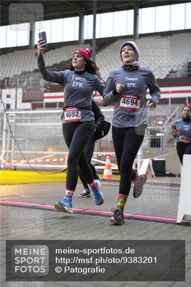 07.12.2025 - St. Pauli X-Mass-Run No. 15 Patografie http://msf.ph/oto/9383201 07.12.2025 10:24:13 Ziel 712, 897, 4040, 4122, 4140, 4689, 4692, 4694 meine-sportfotos.de