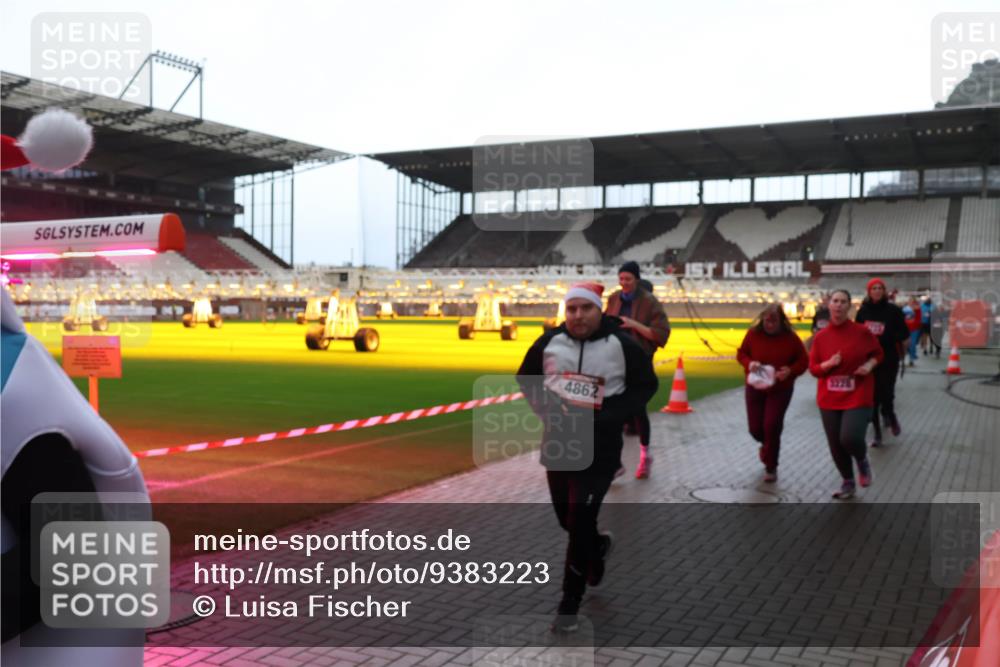 07.12.2025 - St. Pauli X-Mass-Run No. 15 Luisa Fischer http://msf.ph/oto/9383223 07.12.2025 10:52:16 Ziel 4862, 3228, 275, 328, 1047, 1964, 1982, 1984, 2103, 2105, 2165, 2287, 2289, 2327, 2332, 2553, 2592, 2593, 2607, 2642, 2643, 2661, 2674, 2836, 2837, 2959, 3223, 3228, 4550, 4862, 4865, 4879, 4880 meine-sportfotos.de