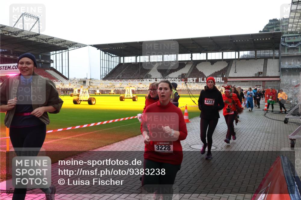 07.12.2025 - St. Pauli X-Mass-Run No. 15 Luisa Fischer http://msf.ph/oto/9383238 07.12.2025 10:52:18 Ziel 15, 3228, 3223, 27, 275, 328, 1047, 1964, 1982, 1984, 2103, 2105, 2165, 2287, 2289, 2327, 2332, 2553, 2592, 2593, 2607, 2642, 2643, 2661, 2674, 2836, 2837, 2959, 3223, 3228, 4550, 4862, 4865, 4879, 4880 meine-sportfotos.de