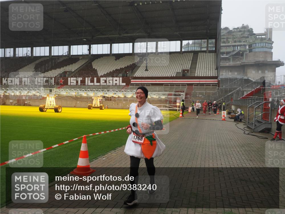 07.12.2025 - St. Pauli X-Mass-Run No. 15 Fabian Wolf http://msf.ph/oto/9383240 07.12.2025 10:10:49 Ziel 979, 1426, 1768, 2530, 4885 meine-sportfotos.de