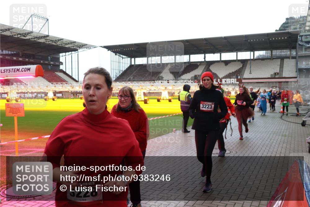 07.12.2025 - St. Pauli X-Mass-Run No. 15 Luisa Fischer http://msf.ph/oto/9383246 07.12.2025 10:52:19 Ziel 5, 3228, 3223, 27, 275, 328, 1047, 1964, 1982, 1984, 2103, 2105, 2165, 2287, 2289, 2327, 2332, 2553, 2592, 2593, 2607, 2642, 2643, 2661, 2674, 2836, 2837, 2959, 3223, 3228, 4550, 4862, 4865, 4879, 4880 meine-sportfotos.de