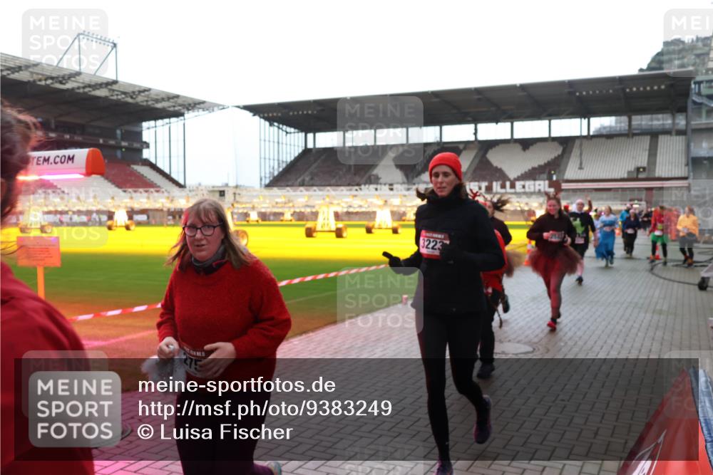 07.12.2025 - St. Pauli X-Mass-Run No. 15 Luisa Fischer http://msf.ph/oto/9383249 07.12.2025 10:52:19 Ziel 3223, 27, 275, 328, 1047, 1964, 1982, 1984, 2103, 2105, 2165, 2287, 2289, 2327, 2332, 2553, 2592, 2593, 2607, 2642, 2643, 2661, 2674, 2836, 2837, 2959, 3223, 3228, 4550, 4862, 4865, 4879, 4880 meine-sportfotos.de