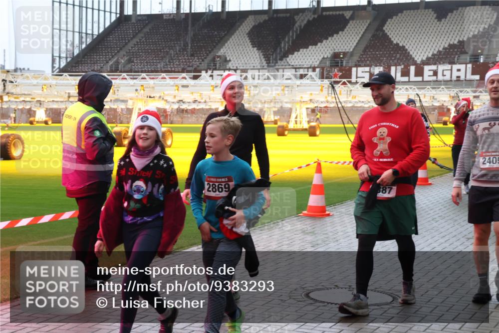 07.12.2025 - St. Pauli X-Mass-Run No. 15 Luisa Fischer http://msf.ph/oto/9383293 07.12.2025 11:25:44 Ziel 2869, 1, 887, 2409, 470, 473, 1527, 1544, 1855, 1858, 1961, 2151, 2193, 2244, 2447, 2498, 2981, 2990, 3126, 3290, 3296, 3301, 3314, 4101, 4825, 5003 meine-sportfotos.de