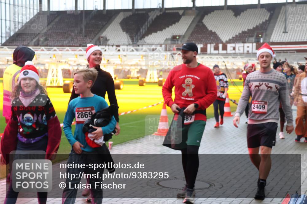 07.12.2025 - St. Pauli X-Mass-Run No. 15 Luisa Fischer http://msf.ph/oto/9383295 07.12.2025 11:25:45 Ziel 2869, 87, 2409, 470, 473, 1527, 1544, 1855, 1858, 1961, 2151, 2193, 2244, 2498, 2981, 2990, 3126, 3290, 3296, 3301, 3314, 4101, 4825, 5003 meine-sportfotos.de