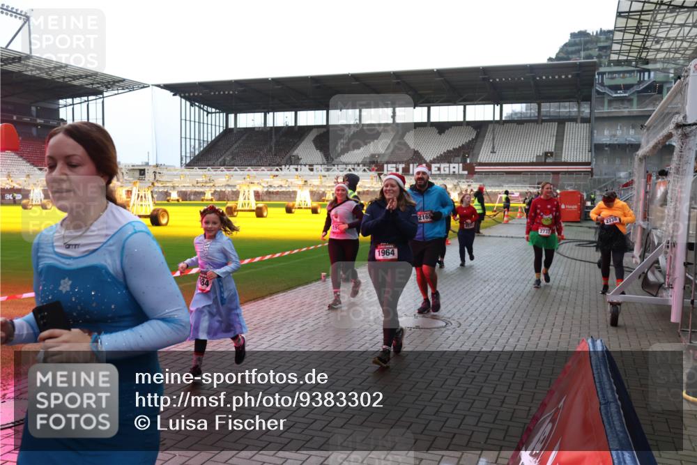 07.12.2025 - St. Pauli X-Mass-Run No. 15 Luisa Fischer http://msf.ph/oto/9383302 07.12.2025 10:52:28 Ziel 84, 1964, 2165, 4550, 2737, 2738, 27, 275, 328, 499, 506, 654, 931, 1047, 1098, 1964, 1982, 1984, 2103, 2105, 2165, 2287, 2289, 2327, 2332, 2553, 2592, 2593, 2607, 2661, 2836, 2837, 3223, 3228, 4550, 4797, 4862, 4864, 4865, 4866, 4879, 4880 meine-sportfotos.de