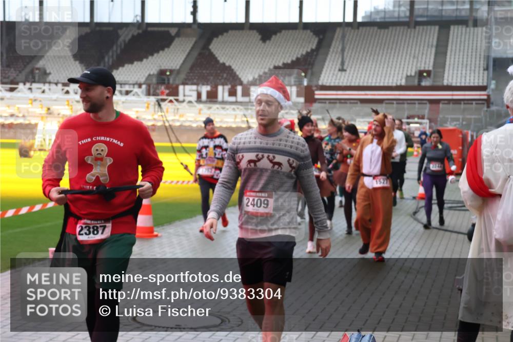 07.12.2025 - St. Pauli X-Mass-Run No. 15 Luisa Fischer http://msf.ph/oto/9383304 07.12.2025 11:25:46 Ziel 2387, 2409, 470, 473, 1527, 1544, 1855, 1858, 1961, 2151, 2193, 2244, 2498, 2981, 2990, 3126, 3290, 3296, 3301, 3314, 4101, 4825, 5003 meine-sportfotos.de