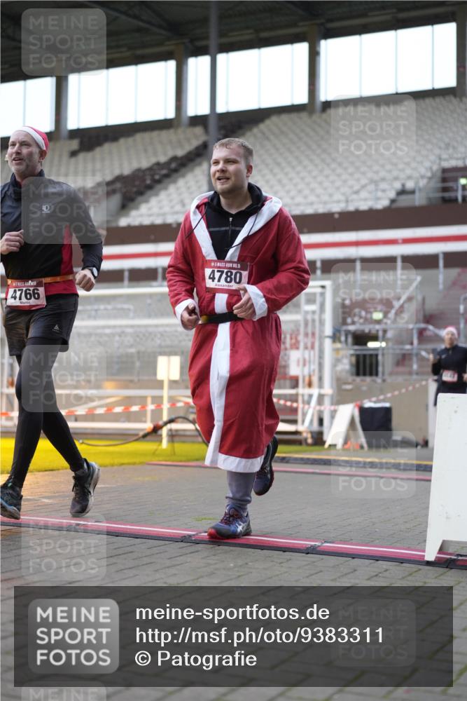 07.12.2025 - St. Pauli X-Mass-Run No. 15 Patografie http://msf.ph/oto/9383311 07.12.2025 10:24:30 Ziel 1986, 2071, 4541, 4542, 4766, 4780 meine-sportfotos.de