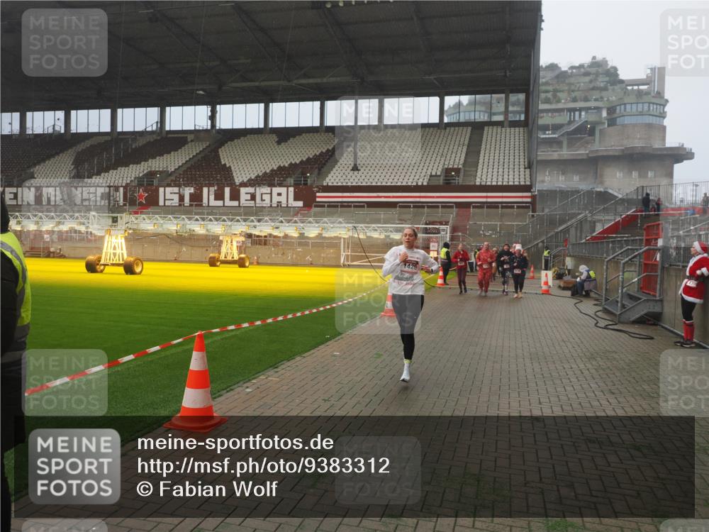 07.12.2025 - St. Pauli X-Mass-Run No. 15 Fabian Wolf http://msf.ph/oto/9383312 07.12.2025 10:10:53 Ziel 57, 979, 983, 1148, 1149, 1150, 1426, 1768, 2530, 4885 meine-sportfotos.de