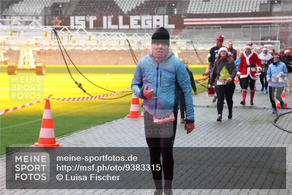 07.12.2025 - St. Pauli X-Mass-Run No. 15 Luisa Fischer http://msf.ph/oto/9383315 07.12.2025 10:13:34 Ziel 2711, 1733, 9, 18, 80, 938, 1044, 1062, 1126, 1220, 1397, 1733, 2687, 2711, 2712, 3040, 3428, 3514, 3551, 3557, 3588, 3589, 3799, 3834, 3836, 4081, 4082, 4083, 4487, 4664 meine-sportfotos.de