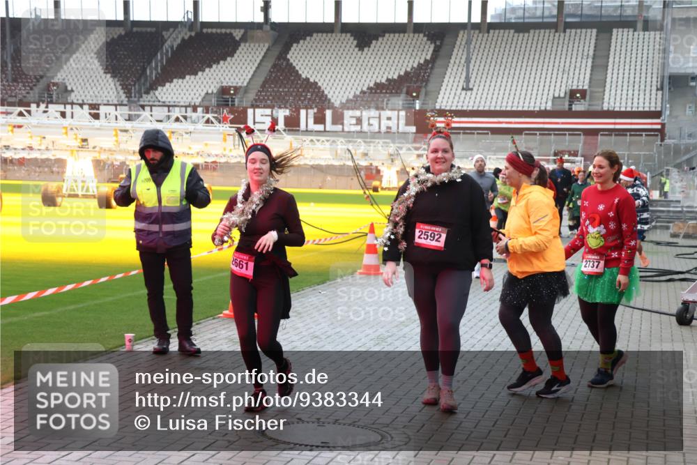07.12.2025 - St. Pauli X-Mass-Run No. 15 Luisa Fischer http://msf.ph/oto/9383344 07.12.2025 10:52:38 Ziel 0709, 2661, 2592, 2737, 27, 328, 499, 506, 654, 931, 1098, 1964, 1982, 1984, 2165, 2287, 2289, 2592, 2593, 2607, 2661, 2836, 2837, 3223, 3228, 4550, 4797, 4864, 4865, 4866, 4879, 4880, 4882 meine-sportfotos.de