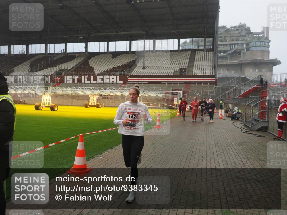 07.12.2025 - St. Pauli X-Mass-Run No. 15 Fabian Wolf http://msf.ph/oto/9383345 07.12.2025 10:10:54 Ziel 57, 979, 983, 1148, 1149, 1150, 1426, 1768, 1929, 2530, 4885 meine-sportfotos.de