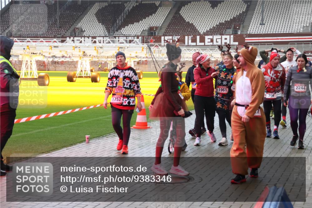 07.12.2025 - St. Pauli X-Mass-Run No. 15 Luisa Fischer http://msf.ph/oto/9383346 07.12.2025 11:25:49 Ziel 1752, 1961, 154, 705, 2244, 470, 473, 1334, 1339, 1379, 1388, 1527, 1544, 1672, 1855, 1858, 1961, 2151, 2193, 2244, 2498, 2981, 2990, 3126, 3290, 3296, 3301, 4101, 4654, 4825, 5003 meine-sportfotos.de