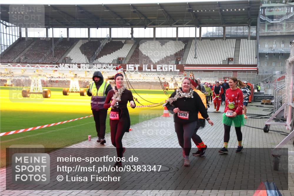 07.12.2025 - St. Pauli X-Mass-Run No. 15 Luisa Fischer http://msf.ph/oto/9383347 07.12.2025 10:52:39 Ziel 2661, 2592, 2737, 27, 328, 499, 506, 654, 931, 1098, 1964, 1982, 1984, 2165, 2287, 2289, 2592, 2593, 2607, 2661, 2836, 2837, 3223, 3228, 4550, 4797, 4864, 4865, 4866, 4879, 4880, 4882 meine-sportfotos.de