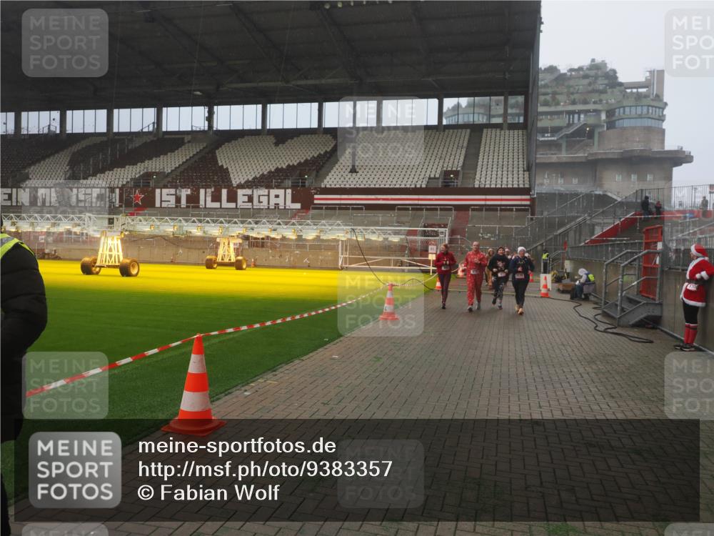 07.12.2025 - St. Pauli X-Mass-Run No. 15 Fabian Wolf http://msf.ph/oto/9383357 07.12.2025 10:10:55 Ziel 57, 979, 983, 1148, 1149, 1150, 1426, 1768, 1929, 1935, 2530, 4885 meine-sportfotos.de