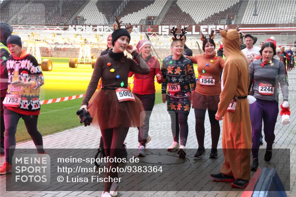 07.12.2025 - St. Pauli X-Mass-Run No. 15 Luisa Fischer http://msf.ph/oto/9383364 07.12.2025 11:25:52 Ziel 1752, 5003, 1961, 1544, 2244, 470, 473, 1334, 1339, 1379, 1388, 1527, 1544, 1672, 1855, 1858, 1961, 2151, 2193, 2244, 2498, 2981, 2990, 3126, 3290, 3296, 3301, 4101, 4654, 4825, 5003 meine-sportfotos.de
