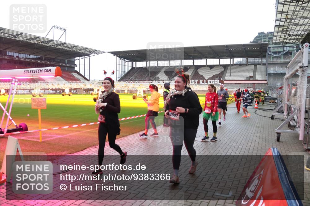 07.12.2025 - St. Pauli X-Mass-Run No. 15 Luisa Fischer http://msf.ph/oto/9383366 07.12.2025 10:52:41 Ziel 661, 2592, 2737, 27, 328, 499, 506, 654, 931, 1098, 1964, 1982, 1984, 2165, 2287, 2289, 2592, 2593, 2607, 2661, 2836, 2837, 3223, 3228, 4550, 4797, 4864, 4865, 4866, 4879, 4880, 4882 meine-sportfotos.de