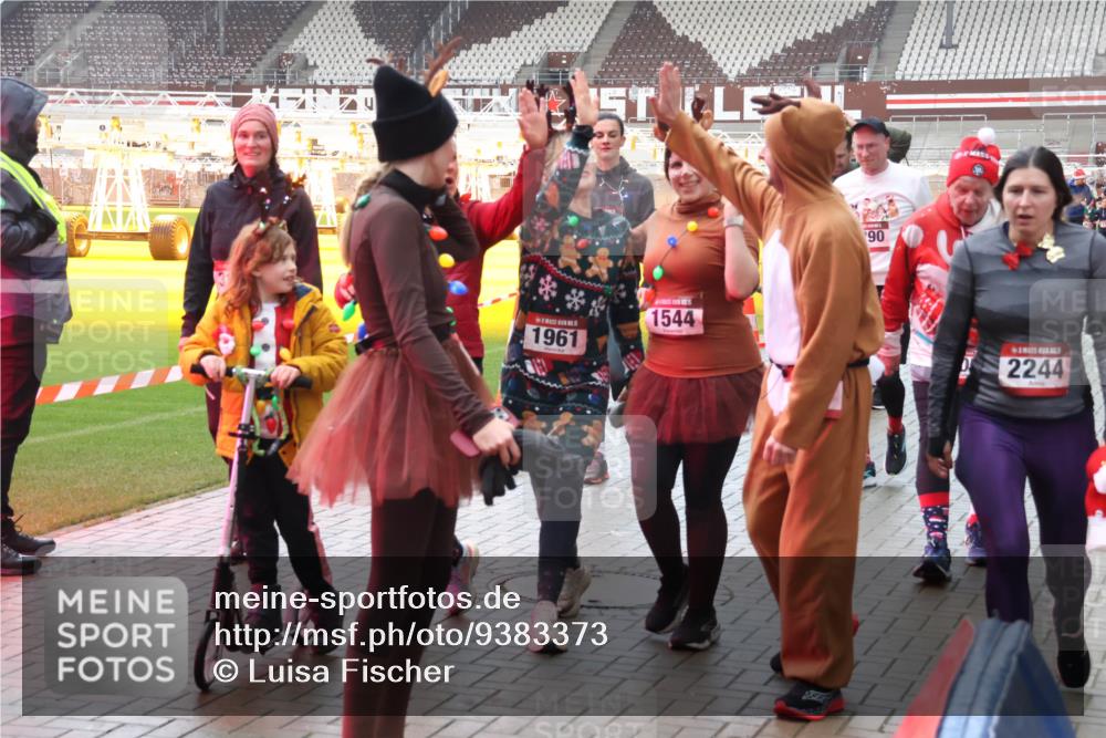 07.12.2025 - St. Pauli X-Mass-Run No. 15 Luisa Fischer http://msf.ph/oto/9383373 07.12.2025 11:25:53 Ziel 1961, 1544, 90, 2244, 470, 473, 1334, 1339, 1379, 1388, 1527, 1544, 1593, 1672, 1855, 1858, 1961, 2151, 2193, 2244, 2498, 2981, 2990, 3126, 3290, 3296, 3301, 4101, 4654, 4825, 5003 meine-sportfotos.de