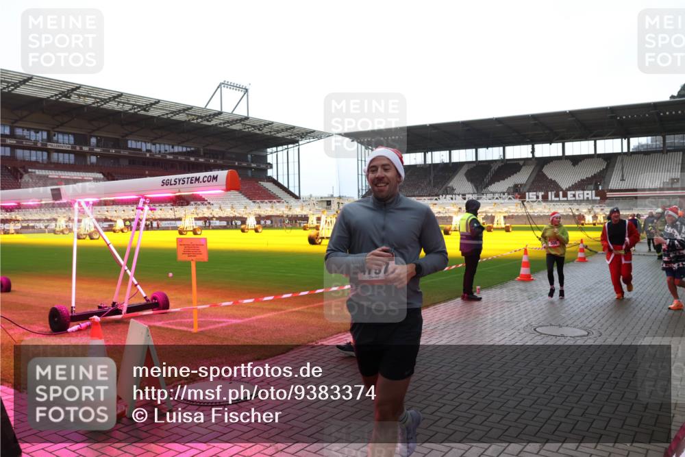 07.12.2025 - St. Pauli X-Mass-Run No. 15 Luisa Fischer http://msf.ph/oto/9383374 07.12.2025 10:52:43 Ziel 1, 27, 499, 506, 654, 931, 1098, 1964, 1982, 1984, 2165, 2287, 2289, 2592, 2593, 2607, 2661, 2836, 2837, 3228, 4550, 4797, 4864, 4865, 4866, 4879, 4880, 4882 meine-sportfotos.de