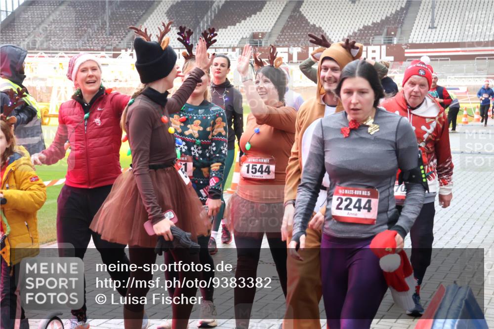 07.12.2025 - St. Pauli X-Mass-Run No. 15 Luisa Fischer http://msf.ph/oto/9383382 07.12.2025 11:25:54 Ziel 15, 15, 1544, 5, 2244, 470, 473, 1334, 1339, 1379, 1388, 1527, 1544, 1593, 1672, 1855, 1858, 1961, 2151, 2193, 2244, 2498, 2981, 2990, 3126, 3290, 3296, 3301, 4101, 4654, 4825, 5003 meine-sportfotos.de