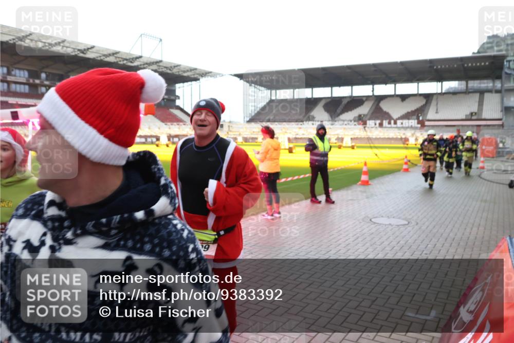 07.12.2025 - St. Pauli X-Mass-Run No. 15 Luisa Fischer http://msf.ph/oto/9383392 07.12.2025 10:52:46 Ziel 9, 27, 499, 506, 654, 931, 1098, 1964, 1982, 1984, 2165, 2287, 2289, 2592, 2661, 2836, 2837, 4550, 4797, 4864, 4865, 4866, 4879, 4880, 4882 meine-sportfotos.de